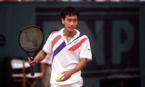 Michael Chang outwits the favourite Ivan Lendl with an underarm serve